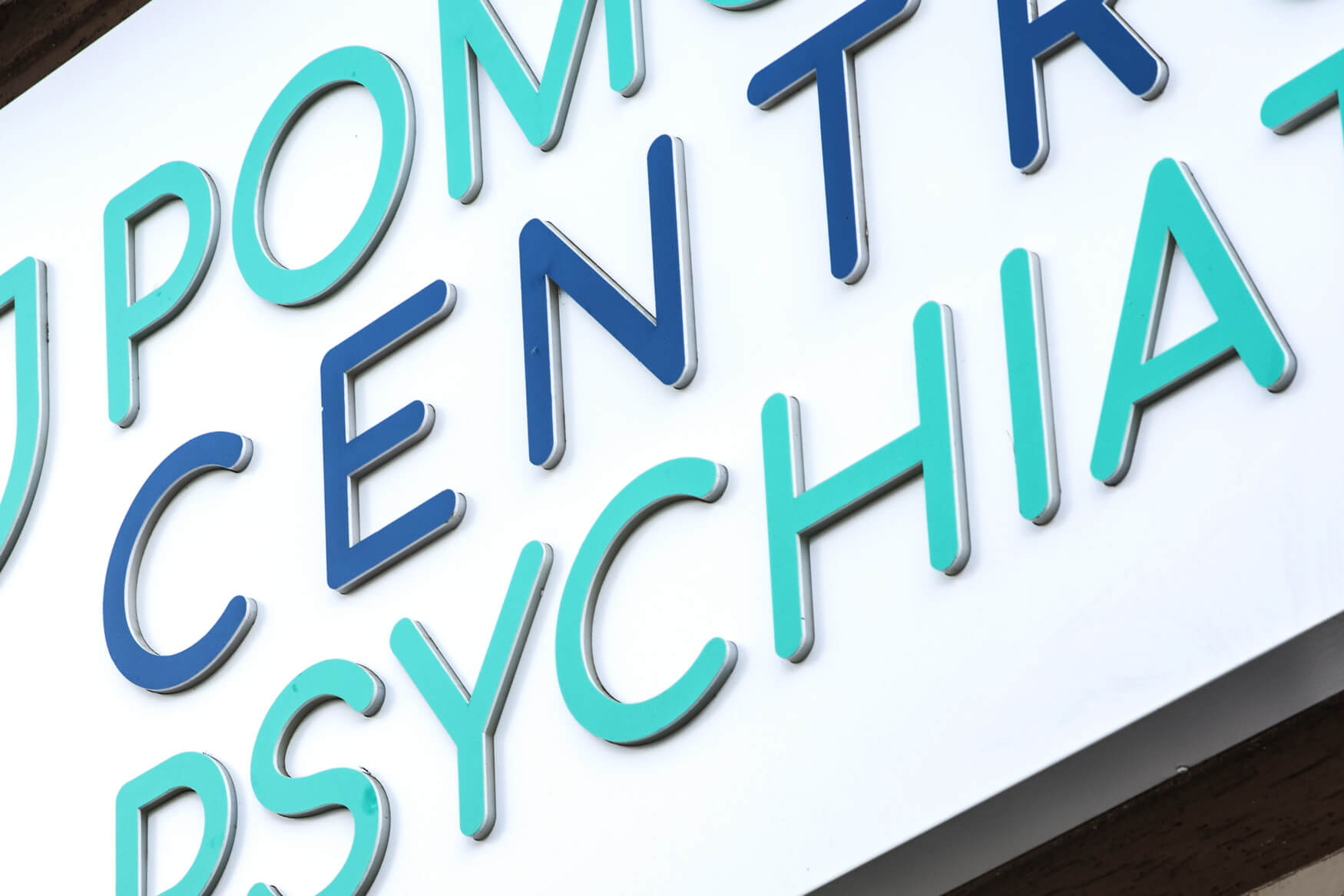 Centre psychiatrique de Poméranie - coffret publicitaire lumineux en dibond au-dessus de l'entrée